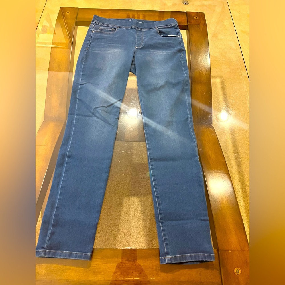 Gloria Vanderbilt All Around Slimming Effect Jeans. New without tags.